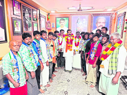 టీడీపీ నుంచి వైఎస్సార్‌సీపీలో చేరిక 1