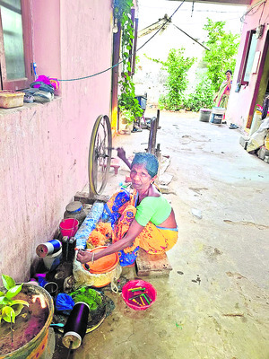 చేయూత ఇవ్వక చేనేతకు చుక్కలు 3
