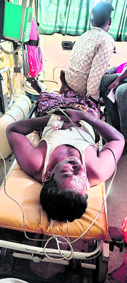 ట్రాలీ ఆటో బోల్తా : 20 మందికి గాయాలు2