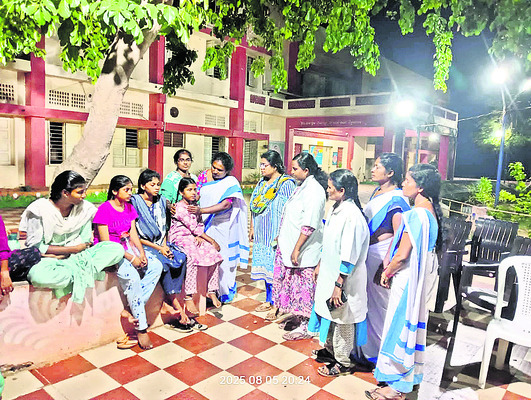 విద్యార్థులకు అస్వస్థత.. తల్లిదండ్రుల ఆందోళన 1