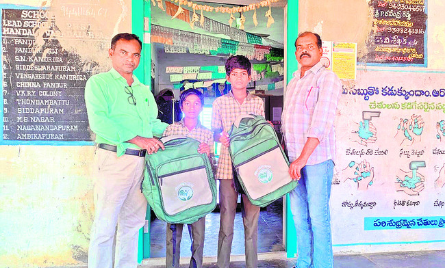 నూతన బ్యాగుల పంపిణీ1