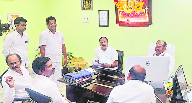 వైఎస్సార్‌ సీపీ యువజన విభాగం జోన్‌–2 అధ్యక్షుడిగా కారుమ1