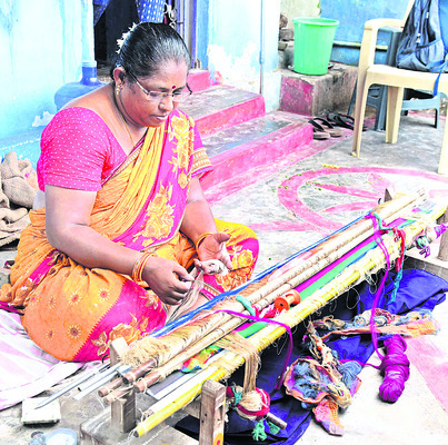 ఏడాదిన్నరగా నేతన్నలపై సర్కారు శీతకన్ను
1