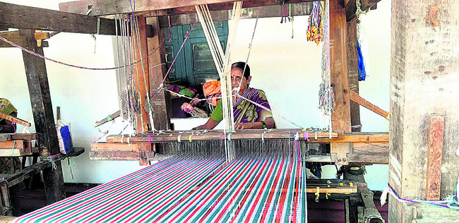 చేయూత కరువై.. చేనేత చిక్కుముడై!1