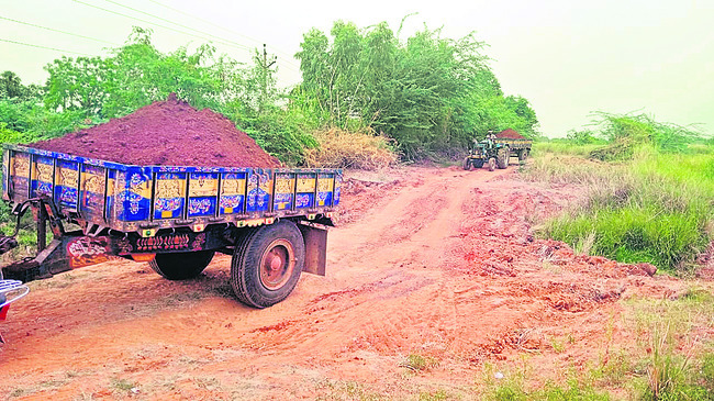 కేజీఎఫ్‌ తరహాలో గ్రావెల్‌ దందా 1