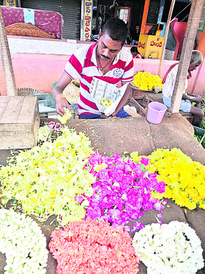 మార్కెట్లకు శ్రావణ శోభ 1
