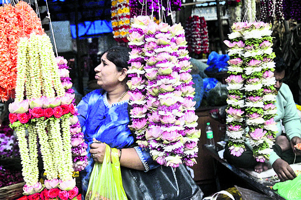 ● పూజా సామగ్రి కోసం రద్దీ 1