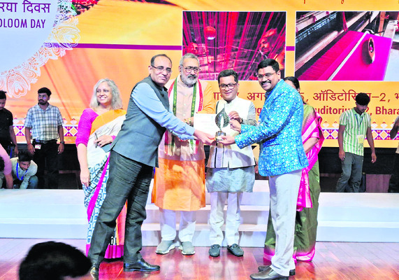 జాతీయ అవార్డులు అందుకున్న చేనేత కళాకారులు1