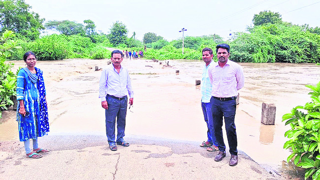 పొంగి పొర్లిన వాగులు2