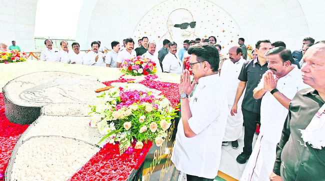  Stalin Paid Tributes1