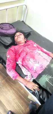 బైక్‌పై నుంచి జారిపడి   యువతి మృతి1