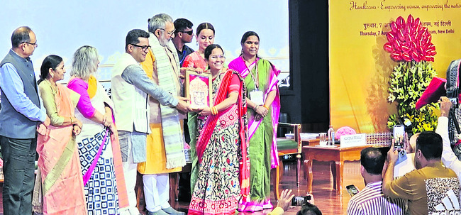 జాతీయ అవార్డులు అందుకున్న చేనేత కళాకారులు2