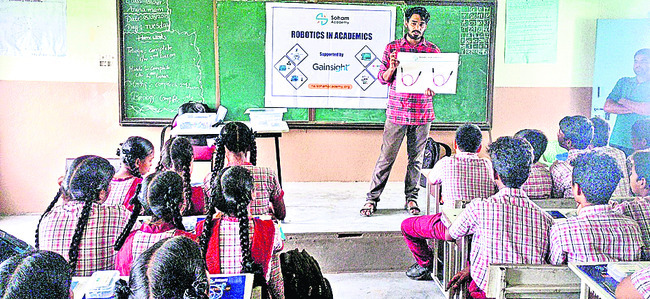 విద్యార్థులకు రోబోటిక్స్‌ శిక్షణ2