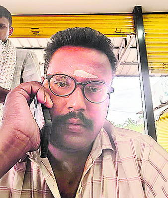లారీ బోల్తా పడి డ్రైవర్ మృతి 1
