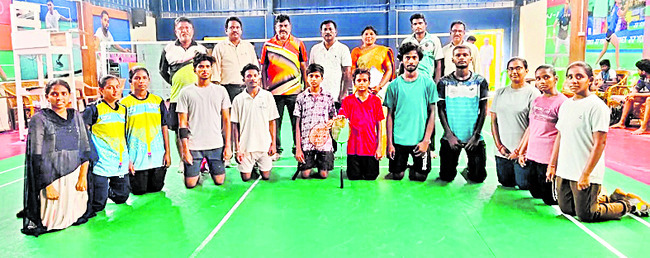 దుర్గమ్మకు కానుకగా బంగారు ముక్కుపుడక, బొట్టు, నత్తు 1