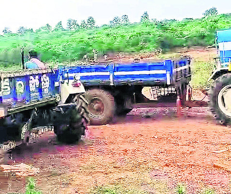 తవ్వుకో.. తరలించుకో..! 1
