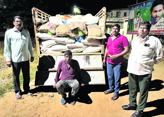 రేషన్‌ బియ్యం పట్టివేత 1