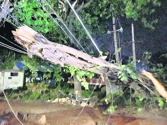 అర్ధరాత్రి ఈదురుగాలులు1