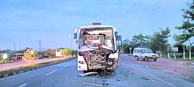 లారీని ఢీకొన్న ప్రైౖవేట్‌ బస్సు 1
