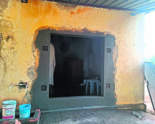 పాఠశాలను కూల్చి.. ఆర్వో ప్లాంటు ఏర్పాటు 1