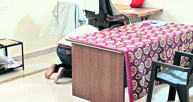 నేను తాగుతూ ఉంటా.. బయట తాళం వేయండి..! 1