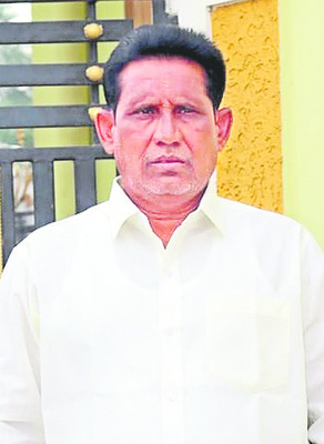 షాపులపైకి దూసుకు వెళ్లిన లారీ 1