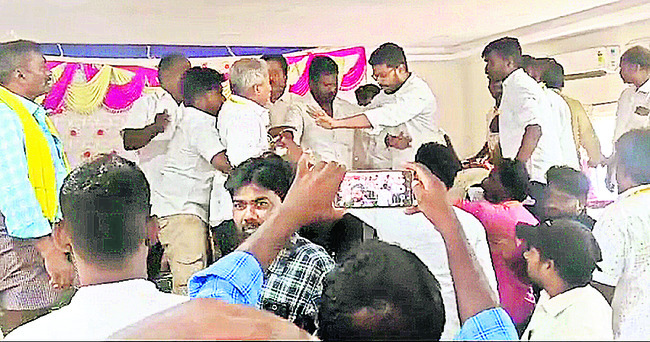 రసాభాసగా ఓజిలి టీడీపీ అధ్యక్షుడి ఎన్నిక1