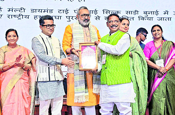 ‘వారసత్వ చేనేత’ జాతీయ అవార్డు అందుకున్న మురళి 1