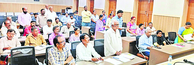 అధికారిక సమావేశం.. ఆయనకు ఏం పని? 1