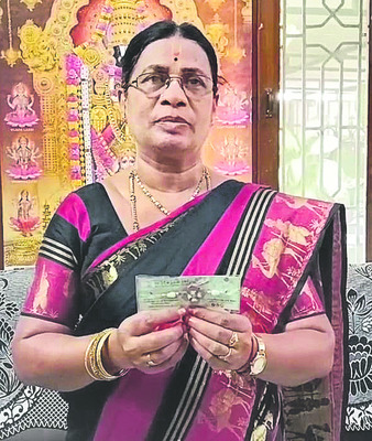 Former Municipal Chairperson Vijayalakshmi showing Rakhi3