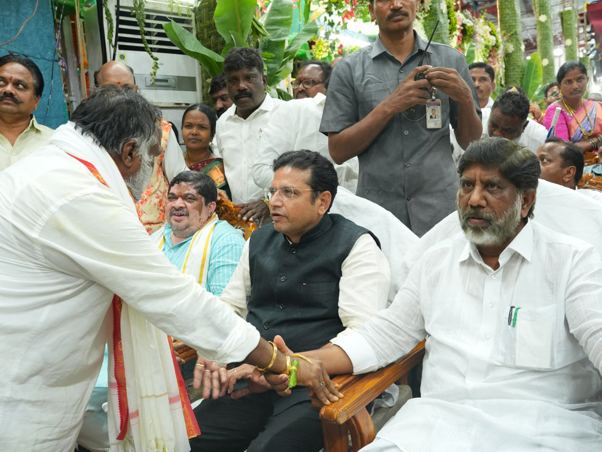 జగ్గారెడ్డి కూతురి పెళ్లిలో ప్రముఖుల సందడి (చిత్రాలు) | Grand MLA Jagga ...