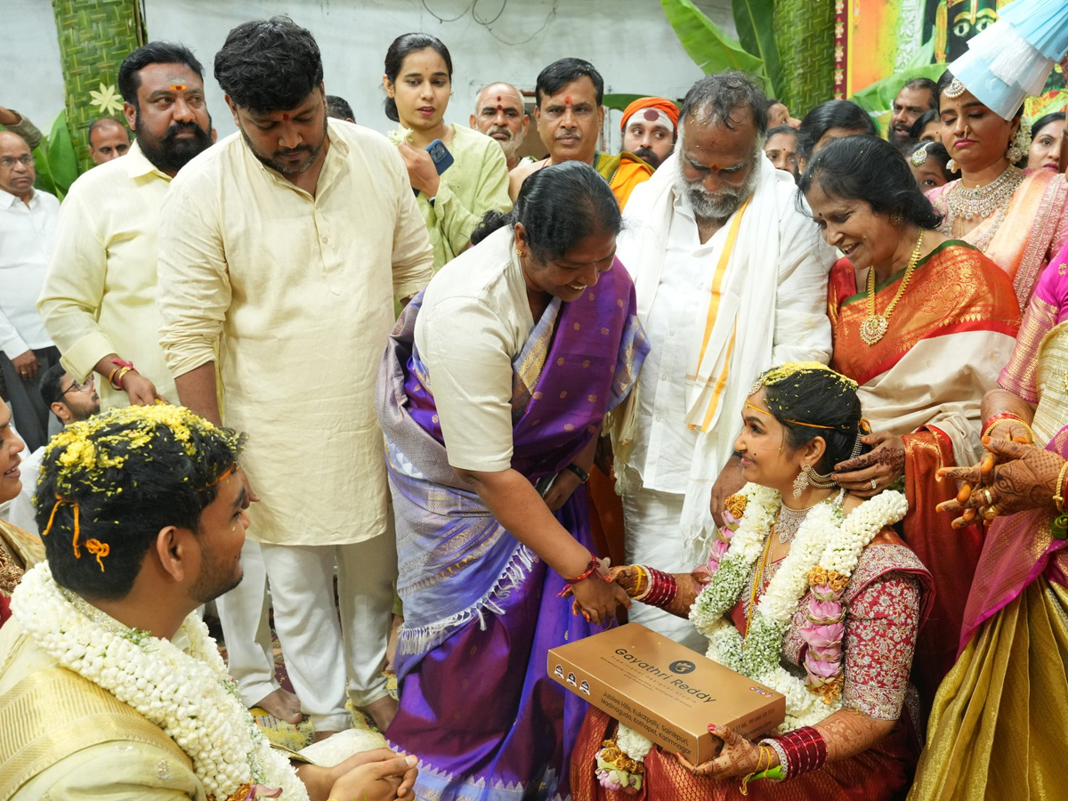 జగ్గారెడ్డి కూతురి పెళ్లిలో ప్రముఖుల సందడి (చిత్రాలు) | Grand MLA Jagga ...
