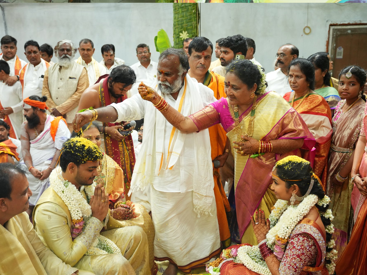 జగ్గారెడ్డి కూతురి పెళ్లిలో ప్రముఖుల సందడి (చిత్రాలు) | Grand MLA Jagga ...