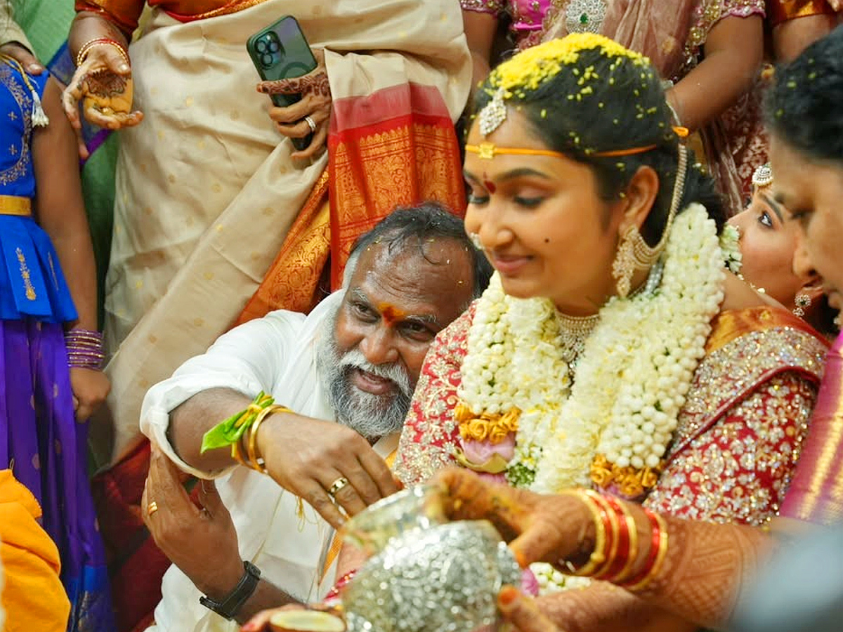 జగ్గారెడ్డి కూతురి పెళ్లిలో ప్రముఖుల సందడి (చిత్రాలు) | Grand MLA Jagga ...
