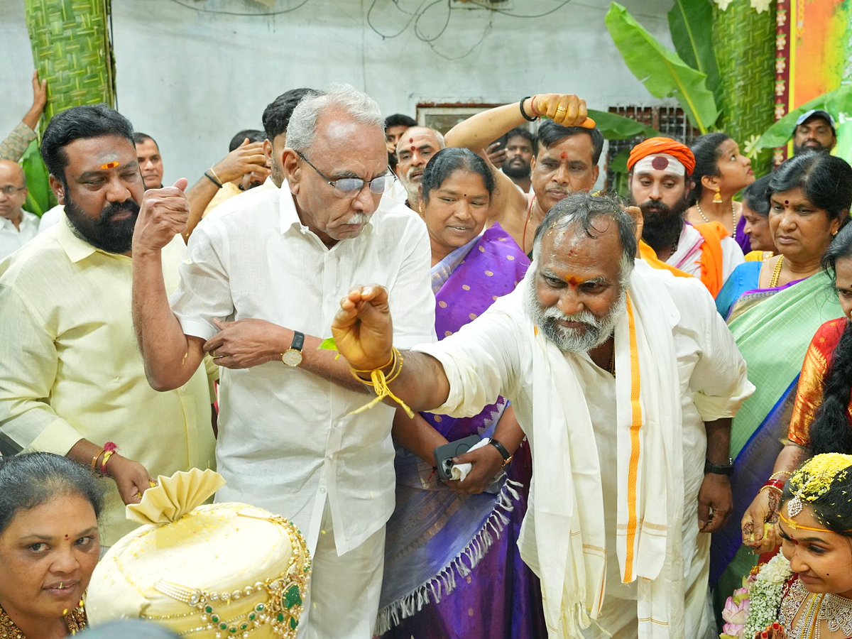 జగ్గారెడ్డి కూతురి పెళ్లిలో ప్రముఖుల సందడి (చిత్రాలు) | Grand MLA Jagga ...