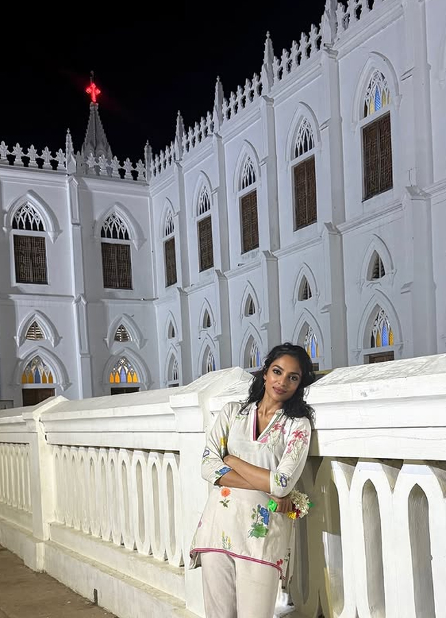 akkineni sobhitad latest trip photos2