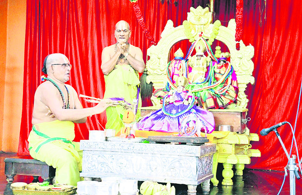 భక్తిశ్రద్ధలతో వరలక్ష్మీ వ్రతం1