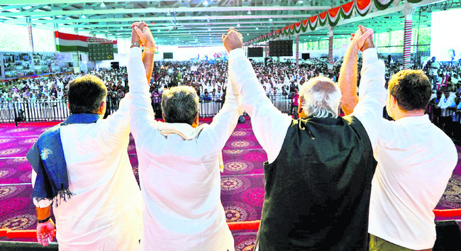 హస్తం.. నిరసన గళం2