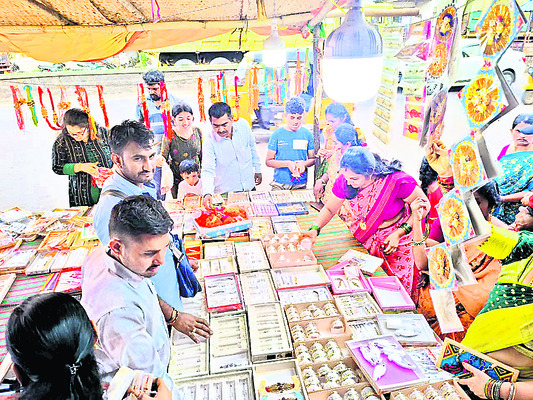 ఘనంగా వరలక్ష్మి వ్రత పూజలు6