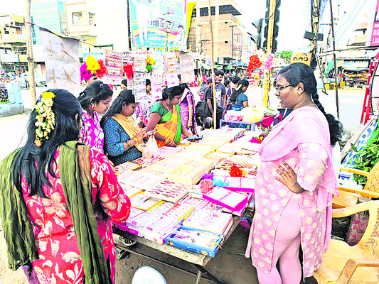 ఘనంగా వరలక్ష్మి వ్రత పూజలు5