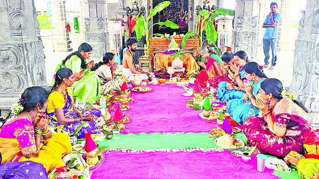 ఘనంగా వరలక్ష్మి వ్రత పూజలు1