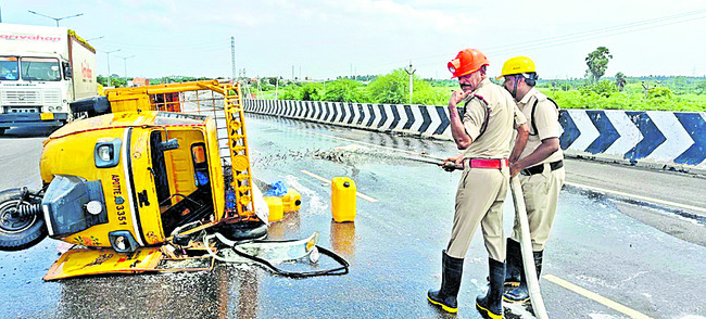 యాసిడ్ లోడ్తో వెళ్తున్న ట్రక్ ఆటో బోల్తా 1