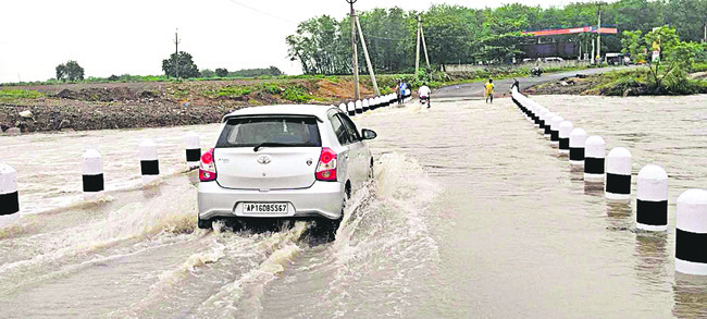పొంగిన వాగులు.. 1