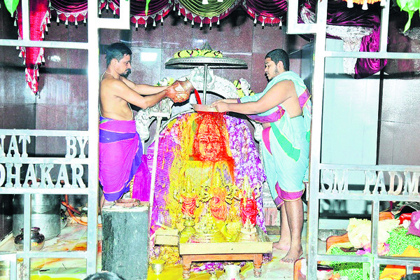 పెద్దమ్మతల్లికి పంచామృతాభిషేకం1