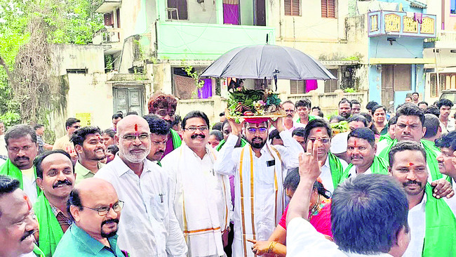 ఆదివాసీల జీవనోపాధికి సమష్టిగా కృషిచేద్దాం 2