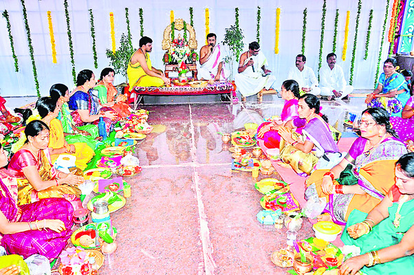 ఘనంగా వరలక్ష్మి వ్రత పూజలు2