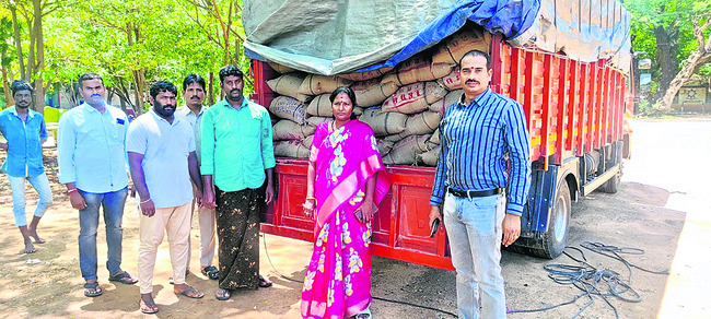 గంగా కావేరి ఎక్స్‌ప్రెస్‌ రైల్లో పొగలు 
1