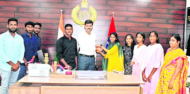 ఎస్పీకి రాఖీలు కట్టిన విద్యార్థినులు2