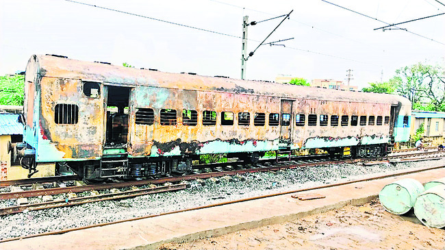 రైల్వే క్యాంపింగ్‌ బోగి దగ్ధం1