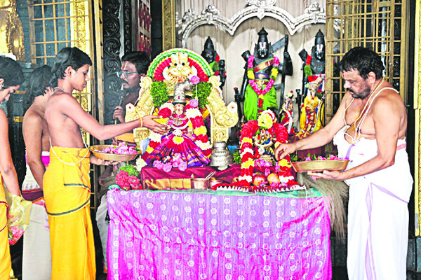 నెమలి పింఛాలతో భ్రమరాంబకు అలంకారం 3